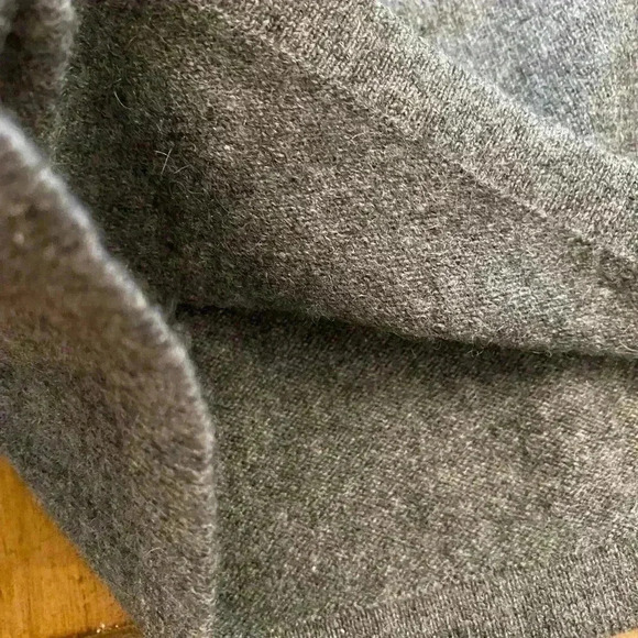Cashmere Gray Sweater, size large, excellent condition - Picture 6 of 11